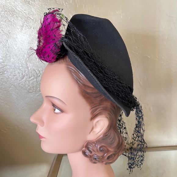 PRETTY 1940s\' BLACK FELT HAT WITH FUCHSIA FEATHER \